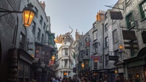 Universal Orlando Dining: Three Broomsticks vs Leaky Cauldron | Green
